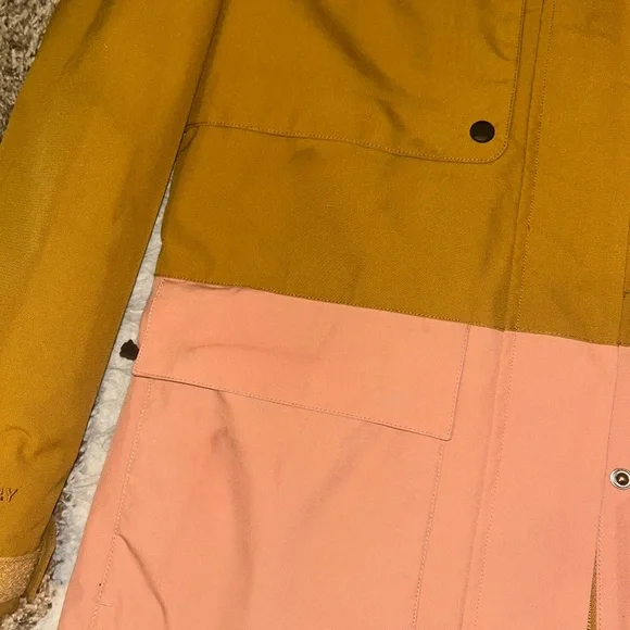 Women’s ski kit complete w/ gently used jacket, pants, leggings, gloves & bag! - Picture 17 of 17